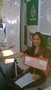 Profa Renata gerente da Proext participando da campanha de medula óssea