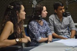 Leilane Calheiros, Larissa Marques e Ramon falando sobre mobilização precoce em pacientes graves e tabagismo da liga acadêmica de Fisioterapia respiratória e terapia intensiva LIFIRTI